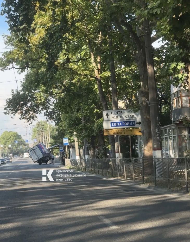 В Симферополе грузовик влетел в подземный переход
