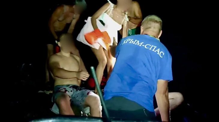 Под Судаком спасли пятерых туристов, перевернувшихся на катамаране