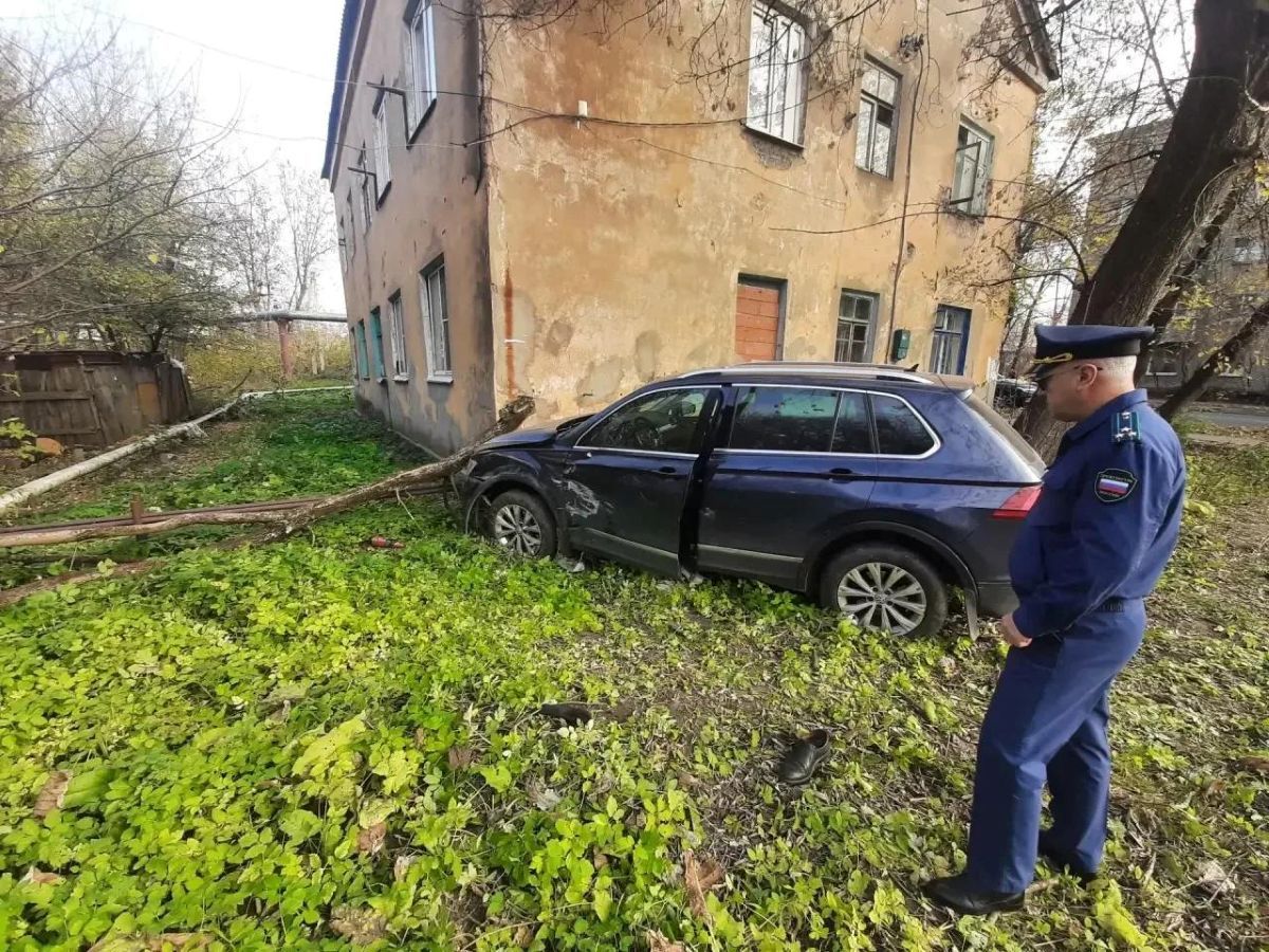 В Калуге после ДТП автомобиль врезался в дом - водитель погиб