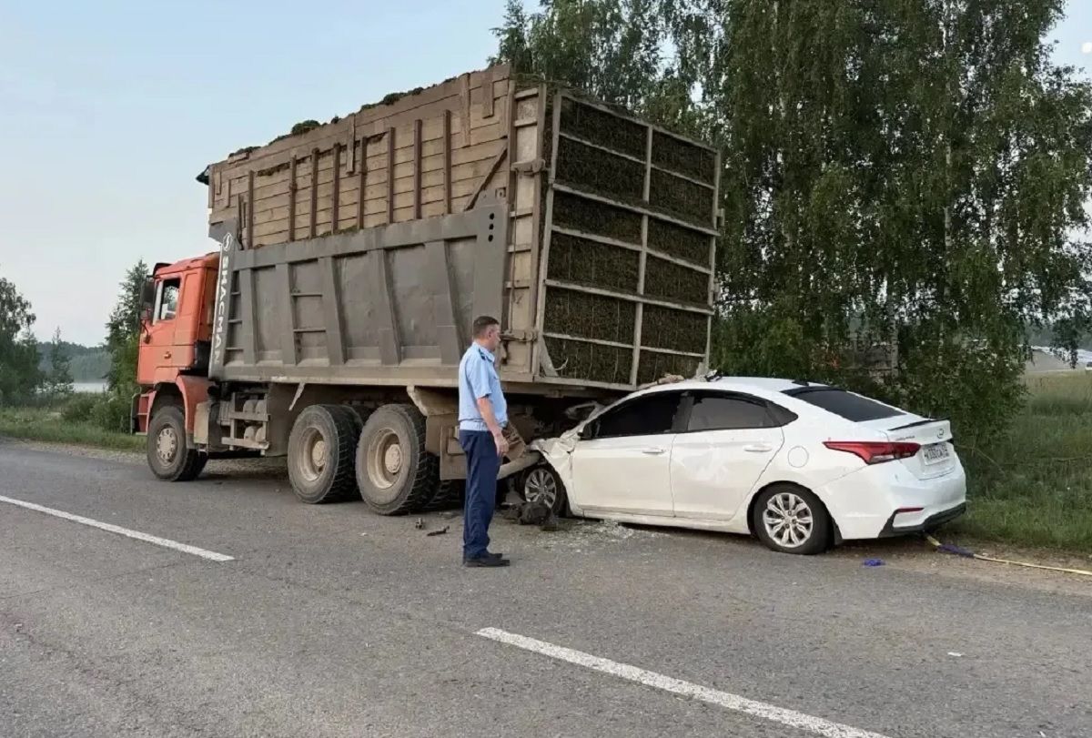 Легковушка насмерть сбила двух человек у сломавшейся фуры на трассе в Калужской области