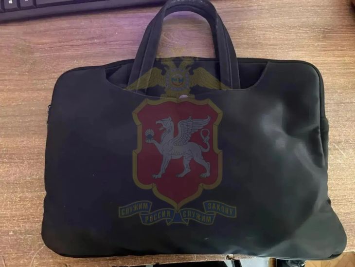 В Симферополе женщина украла забытую в автобусе сумку с деньгами, но её дочь вернула всё владельцу