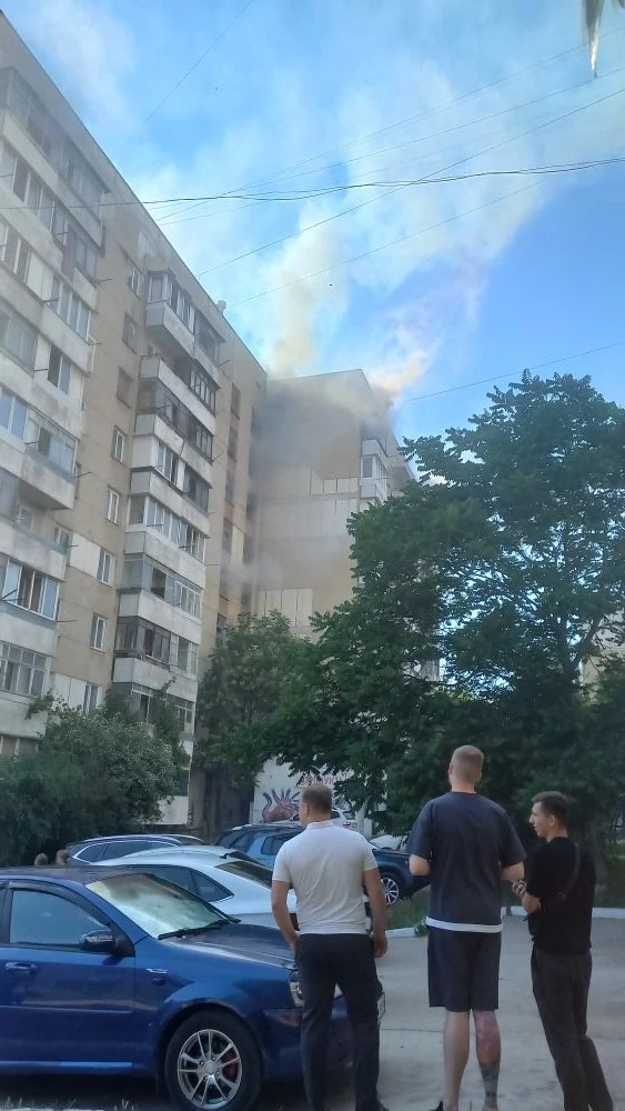 На улице Мате Залки в Симферополе  горит многоквартирный дом