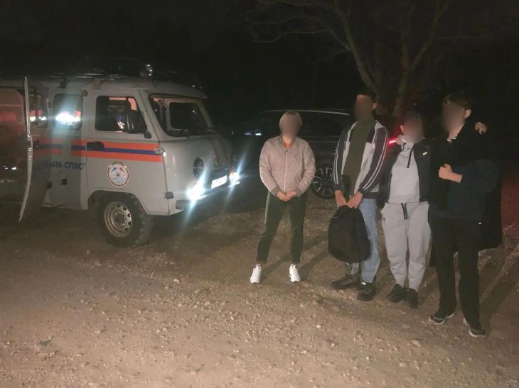 Двое подростков заблудились в темноте на Чатыр-Даге