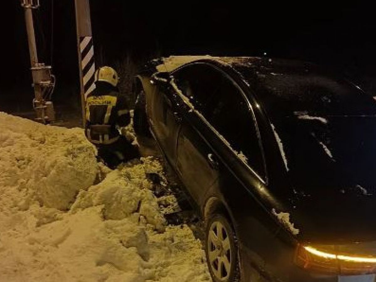 Audi A6 врезалась в препятствие на калужской трассе, есть пострадавшие