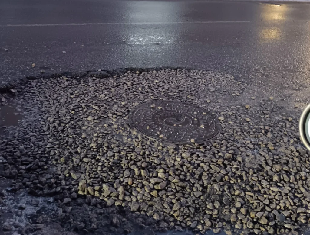 В Калуге заасфальтируют две ямы на Московской 