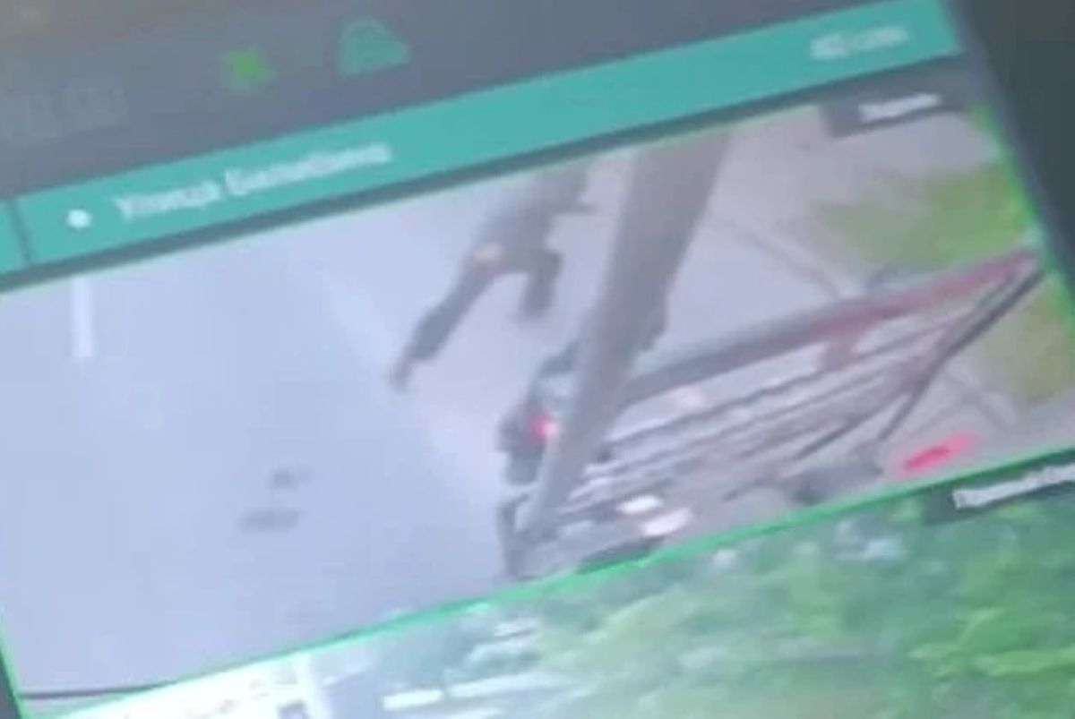 В Калуге очередные зацеперы дважды пытались залезть на троллейбус
