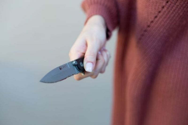 Бывшая зэчка в Козельском округе ударила подругу ножом в живот