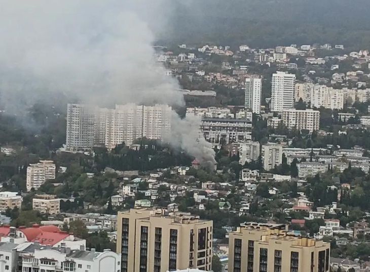 В Ялте горит двухэтажный частный дом по улице Богдановича