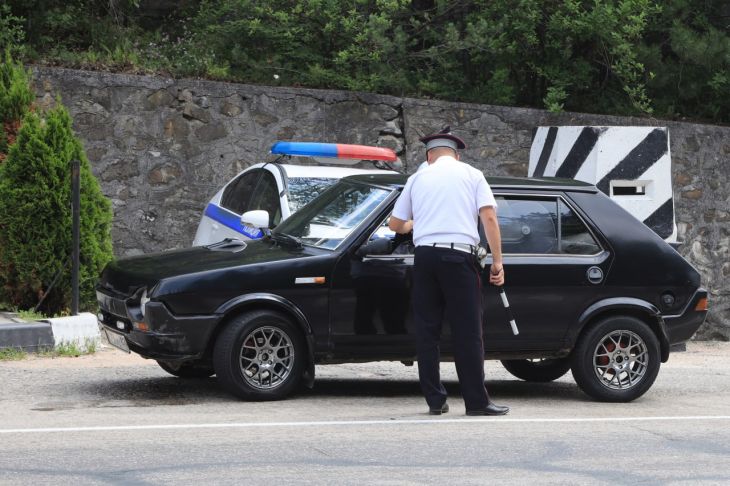 За неделю в Крыму поймали 24 несовершеннолетних водителя за рулём авто, мопедов и питбайков