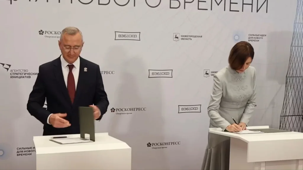Владислав Шапша подписал два соглашения с главой АСИ Светланой Чупшевой