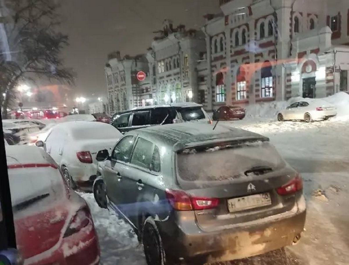 Два троллейбусных маршрута в Калуге встали из-за брошенных машин