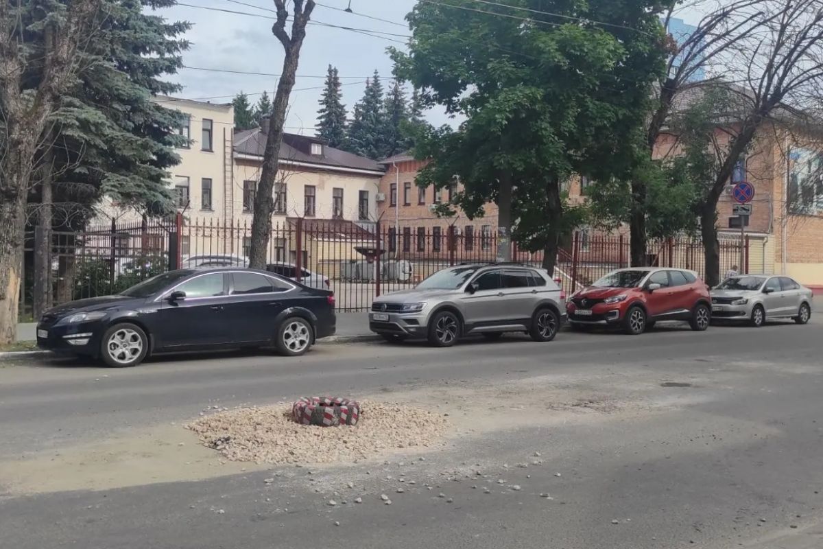 Креатив по-калужски: центр города встречает водителей рассыпанной щебенкой и старой покрышкой