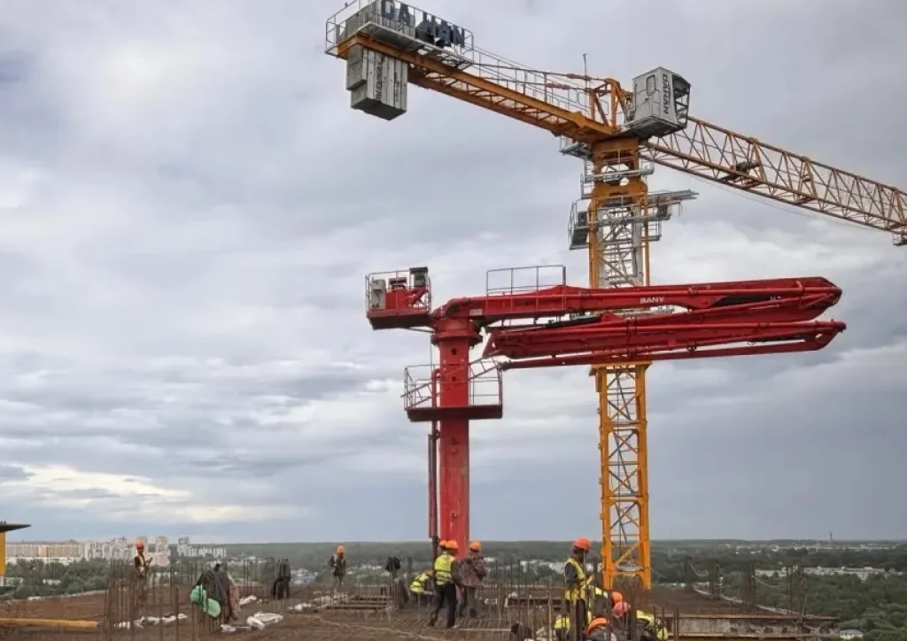 В «Космопарке» запущена бетонораспределительная стрела