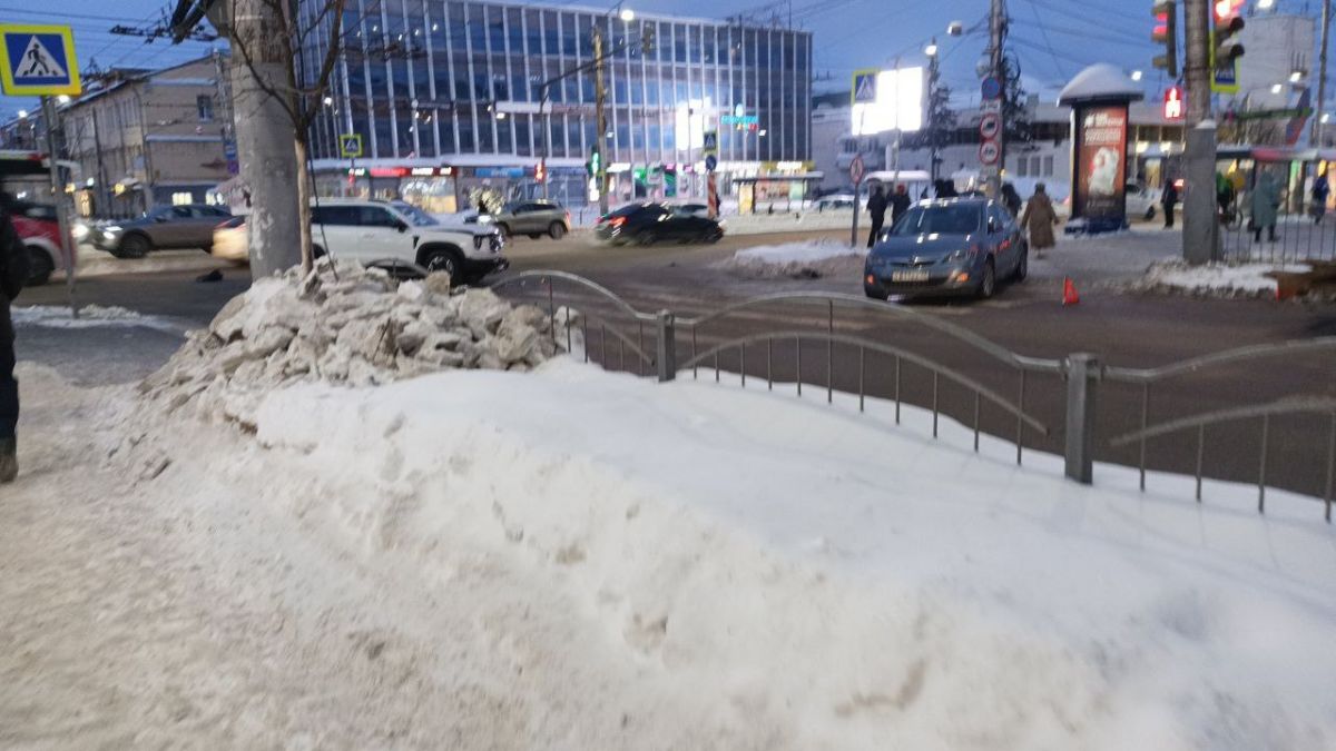 Машину вынесло на тротуар в центре Калуги