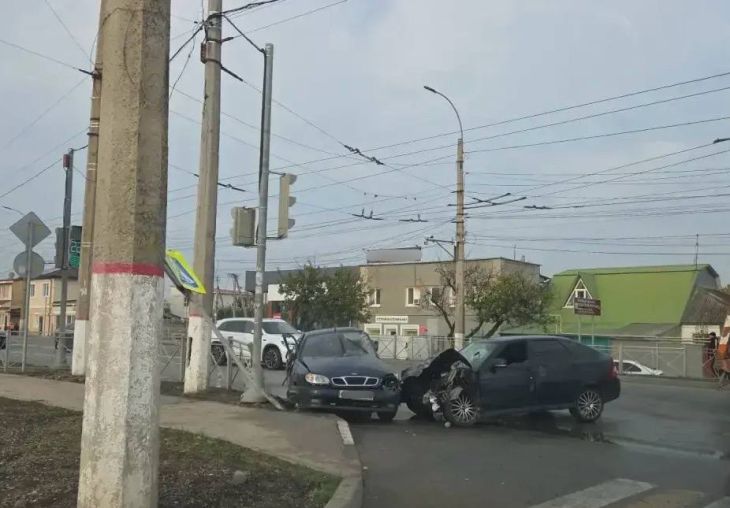 В Симферополе при столкновении двух автомобилей пострадали три человека