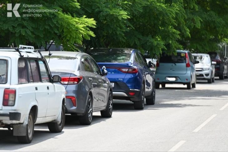 В Ялте неизвестные царапают автомобили жильцов