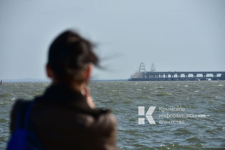 У Крымского моста начала собираться пробка