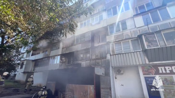 В Симферополе эвакуировали 15 человек из горящего склада