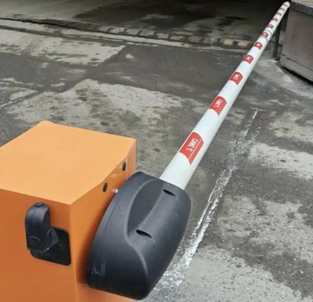 В Калуге мужчине на голову упала стрела шлагбаума