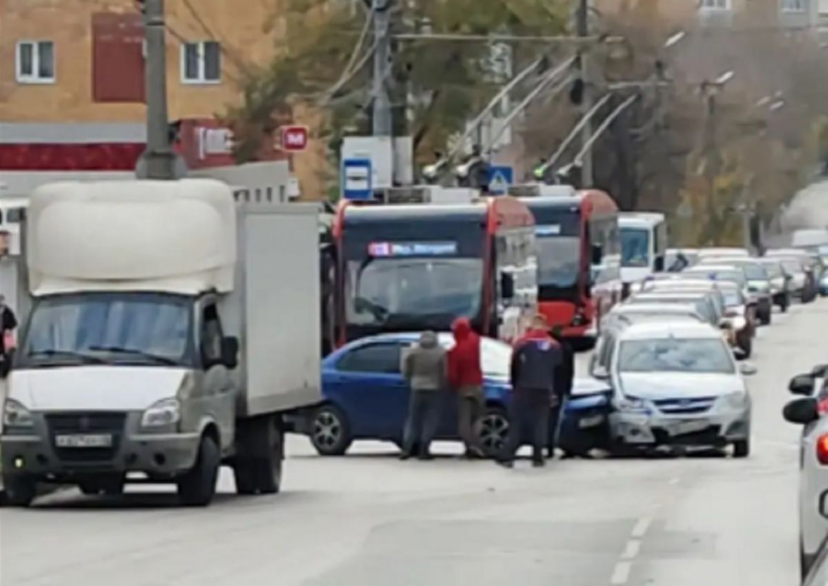 ДТП заблокировало движение троллейбусов в центре Калуги