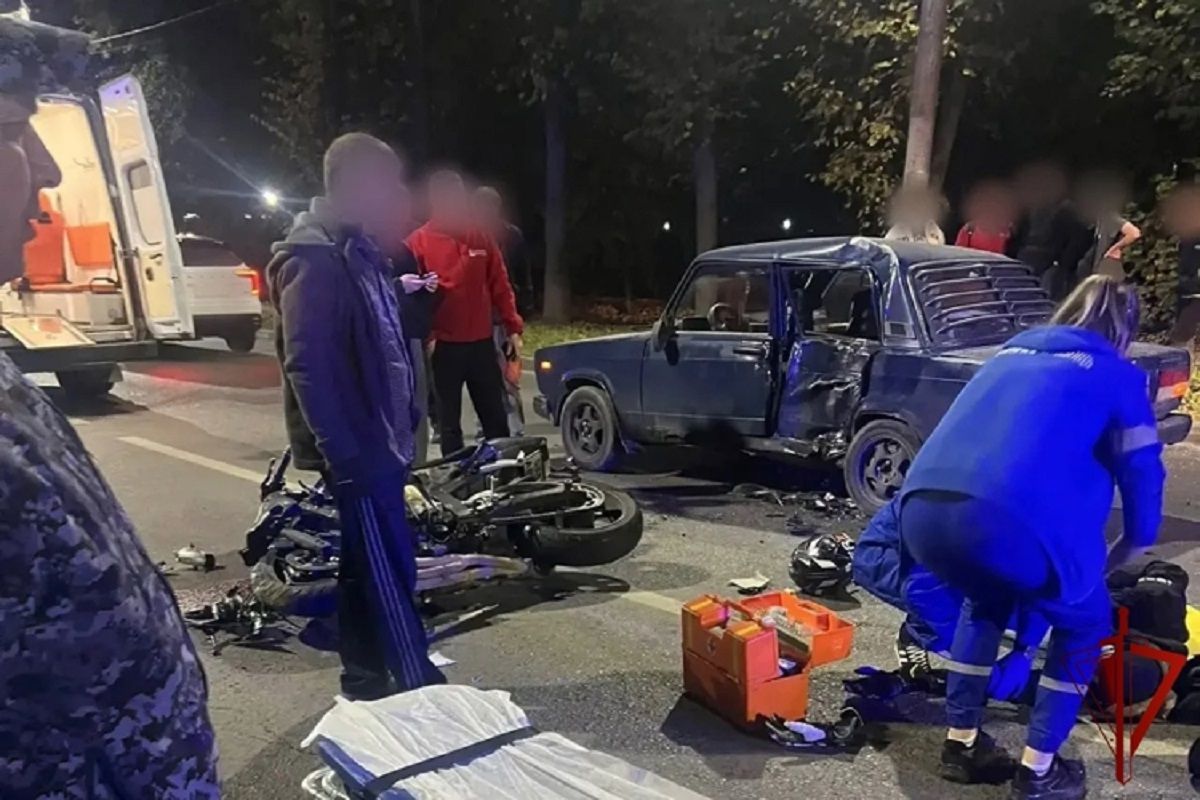 В Калуге сотрудники вневедомственной охраны оказали помощь мотоциклисту, пострадавшему ДТП
