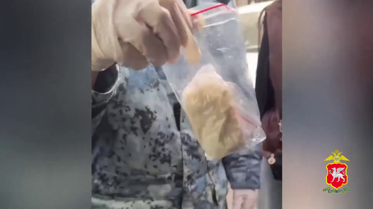 В Симферополе задержали мужчину с крупной партией мефедрона и корочкой полицейского