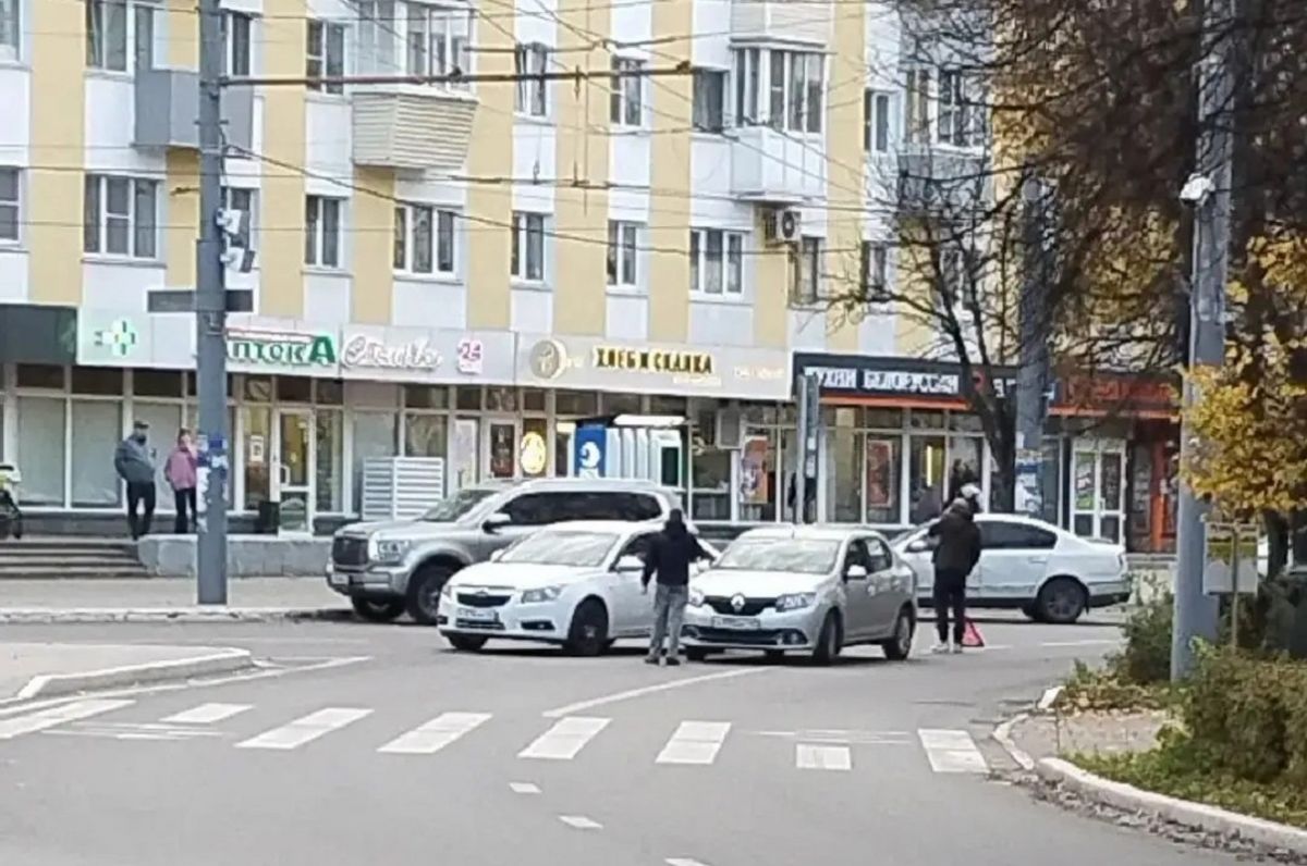 На площади Победы в Калуге случился затор  из-за аварии