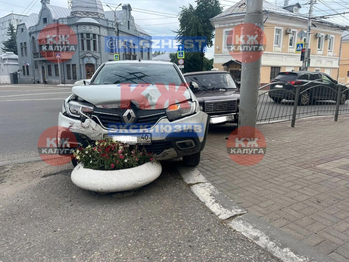 Соцсети: в центре Калуги две машины после ДТП протаранили клумбу и ограждение тротуара