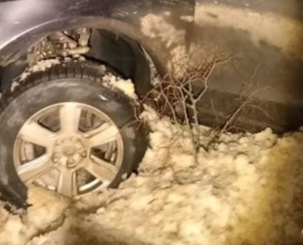 В Кондрово автомобиль врезался в препятствие