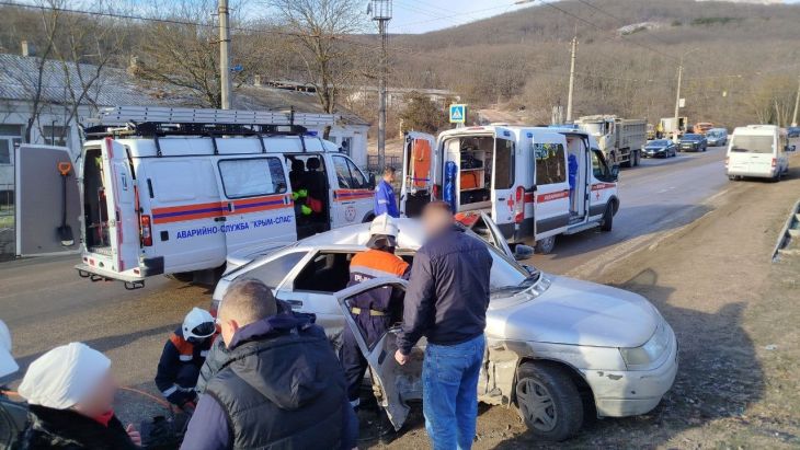 В районе Лучистого после ДТП водителя ВАЗ 2112 зажало в машине