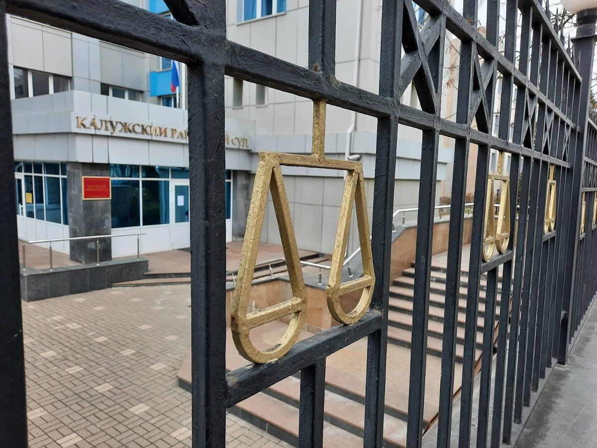 Молодую калужанку будут судить за поджог автомобиля госучреждения