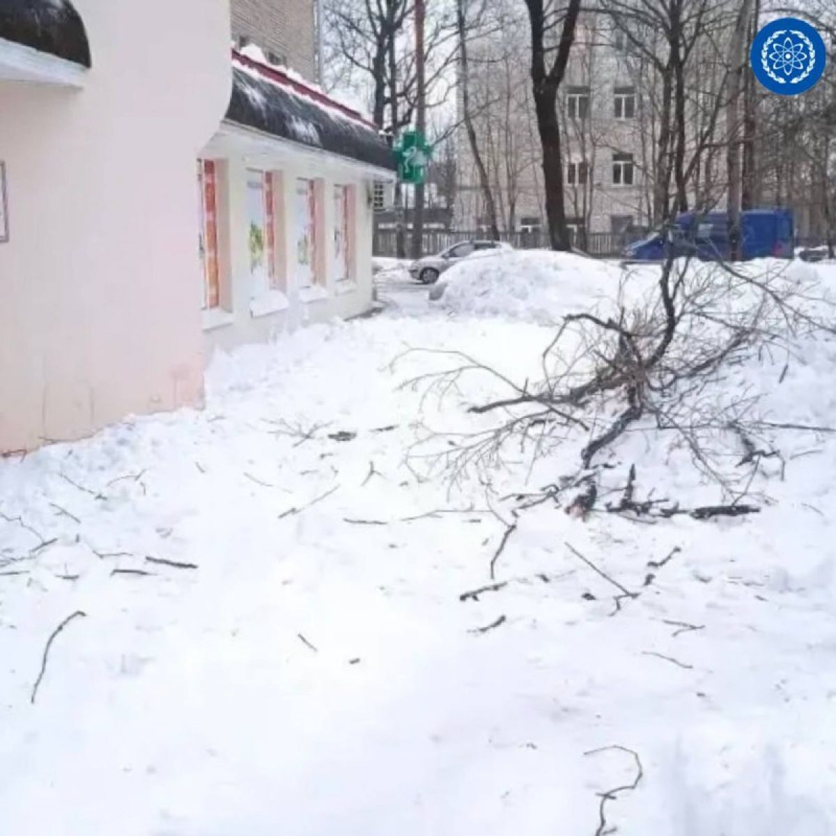 Женщина пострадала от падения снега во время уборки крыши в Обнинске