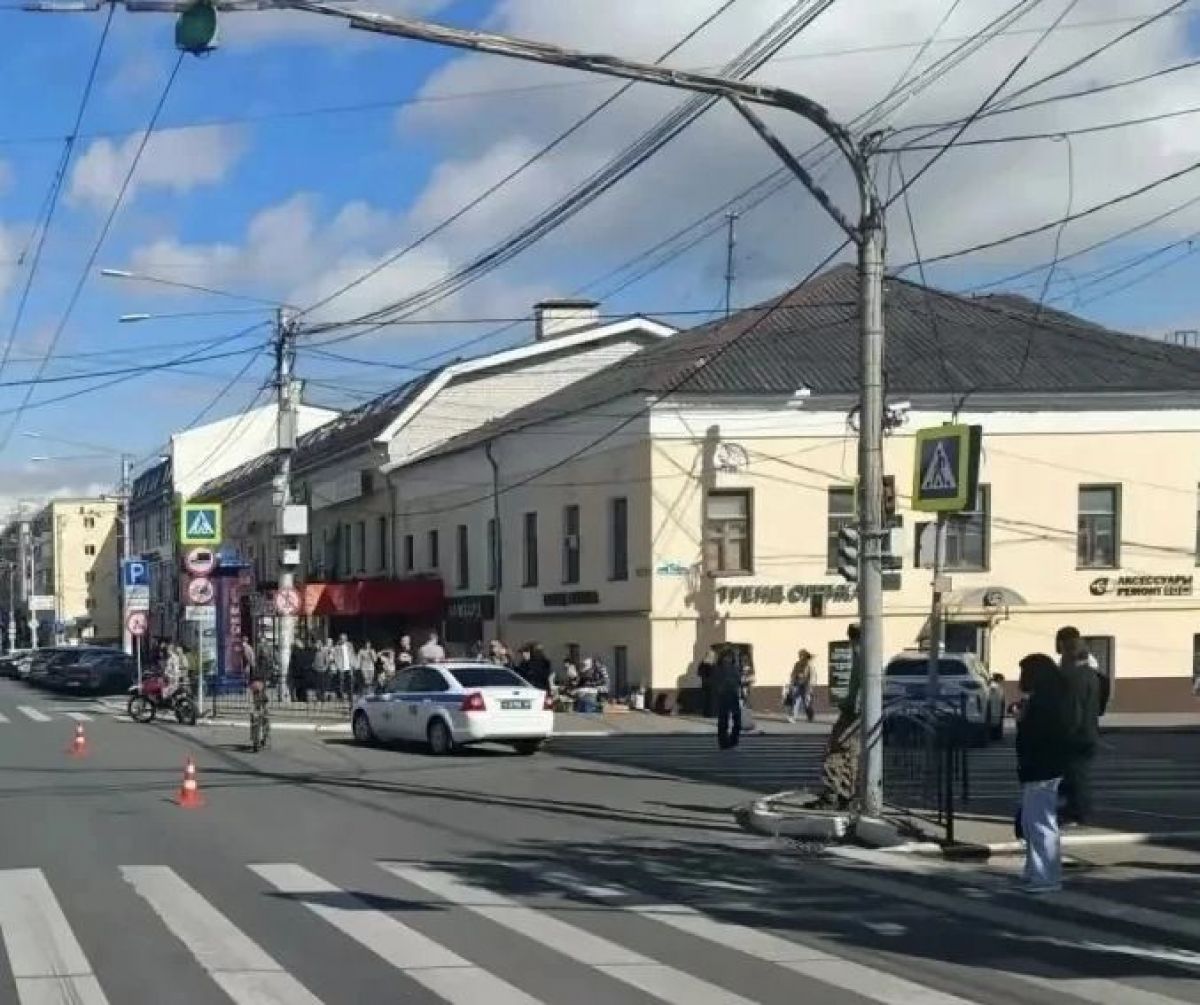 В Калуге юный мотоциклист сбил женщину на переходе и врезался в электровелосипед