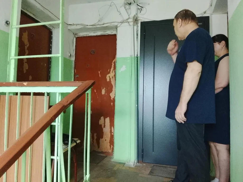 Запах свободы и безнаказанности: калужанин превратил квартиру в бомжатник и терроризирует соседей