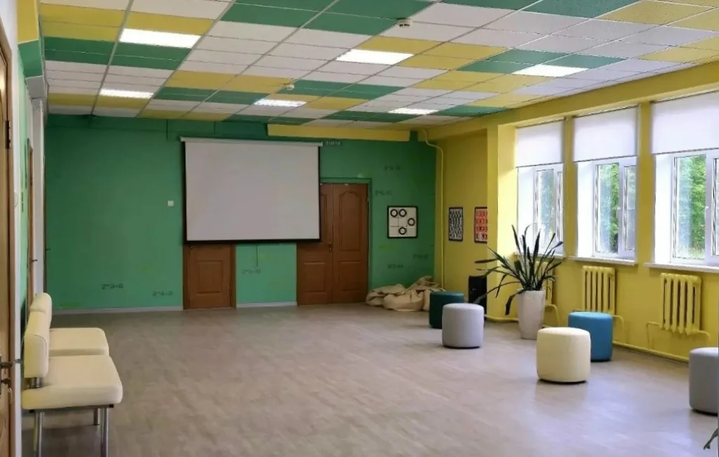 В школе Кировского округа сделали зону отдыха с кинозалом и игровым уголком 